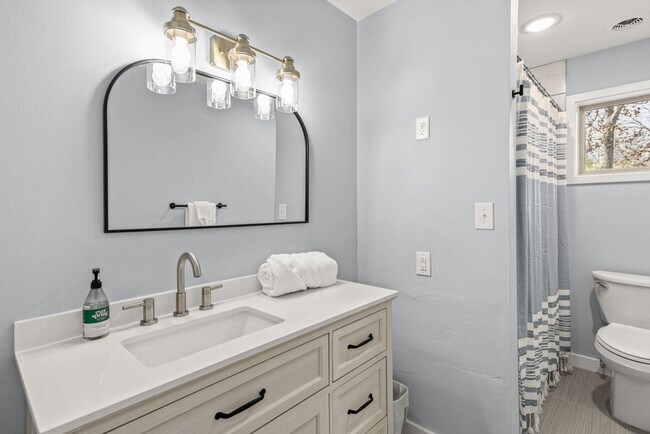 Building Photo - 201 N Dogwood St