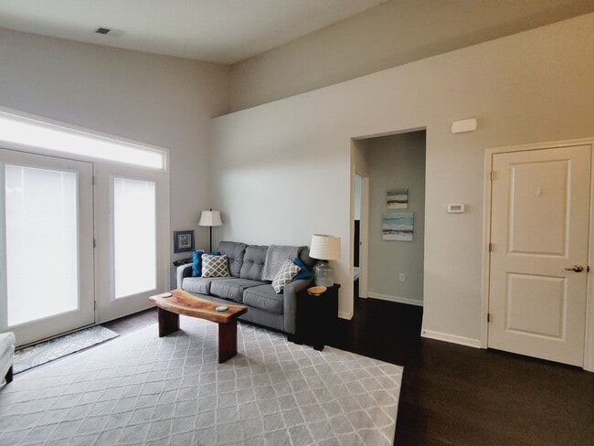 Building Photo - Great end unit in Waters Edge! Master on the main!