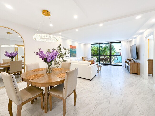 Building Photo - 4800 Bayview Dr