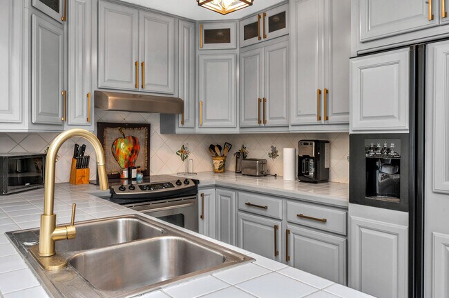 Building Photo - 584 SE 20th Ave