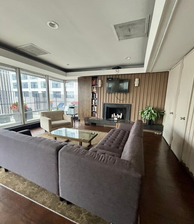 Building Photo - 201 E Chestnut St