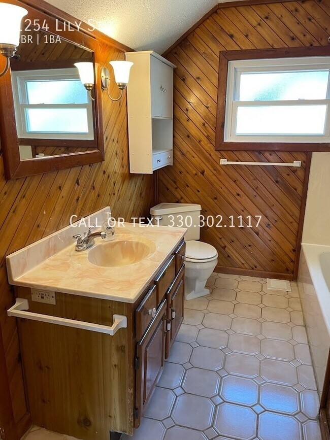 Building Photo - 1254 Lily St