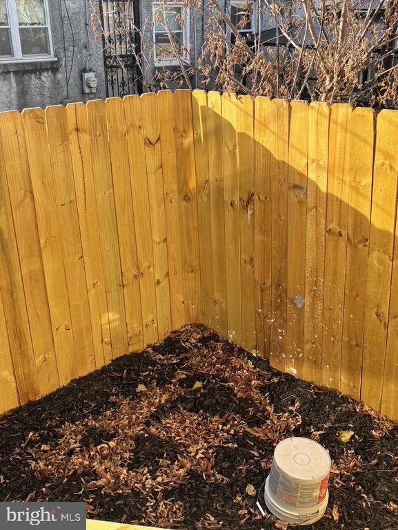 Building Photo - 914 Burnside Rd