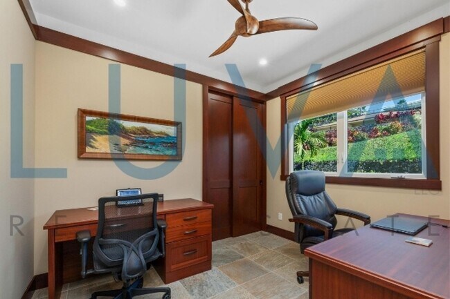 Building Photo - 4 bedroom 3.5 bathroom home with pool