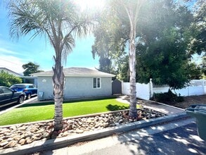 Building Photo - Charming Oak View Studio