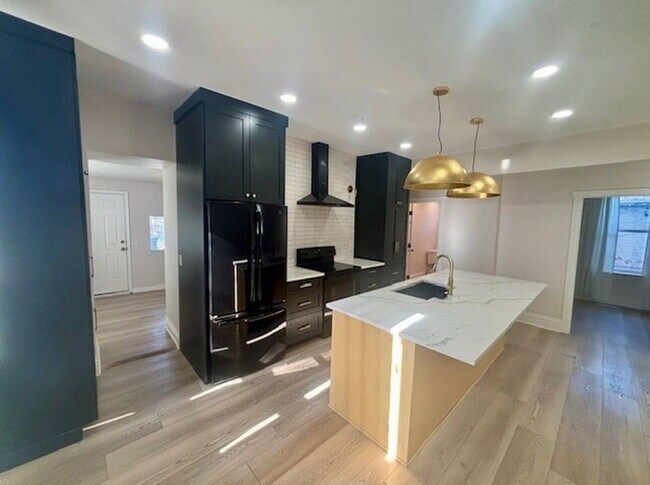 Building Photo - Downtown Remodeled Living