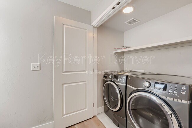 Building Photo - 758 S Leyden St