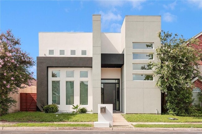 Primary Photo - 18 Redbud Ave W