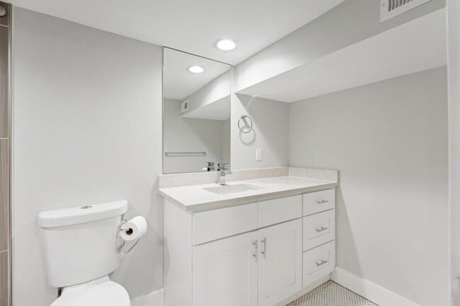 Building Photo - 1041 Yale Ave S