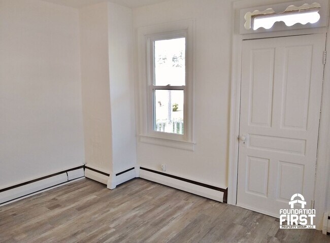 Building Photo - 3 Bed / 1 Bath Single Family Home