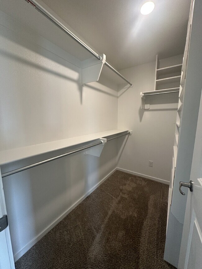 Building Photo - Spacious 3/2/2 in Upland Crossing