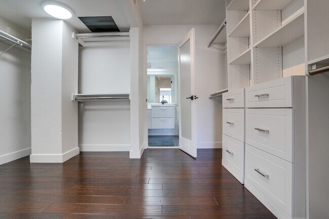 Building Photo - 435 N Oakhurst Dr