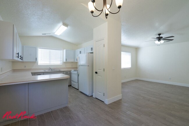 Building Photo - Dog Friendly! 3 Bedroom Single-Level Condo...