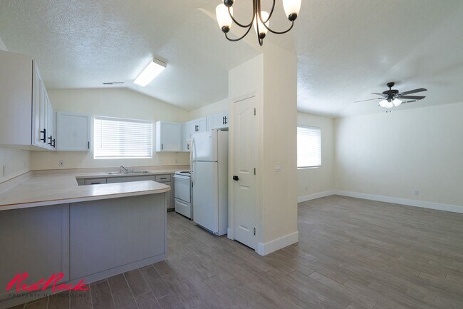 Building Photo - Small Dog Friendly! 3 Bedroom Single-Level...