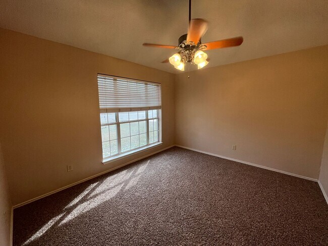 Building Photo - Large 4 Bedroom Home in Skipcha Mountain!