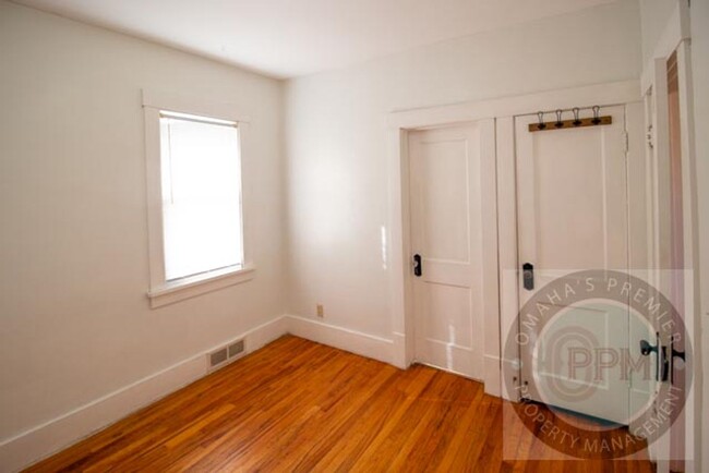 Building Photo - Cozy renovated 2 bedroom 1 bath in the hea...