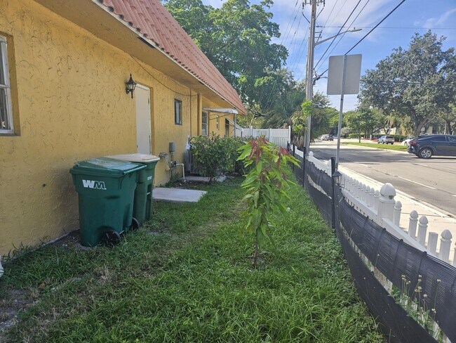 Building Photo - 7910 NW 70th Ct