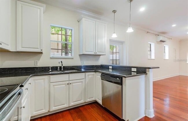 Building Photo - 131 S Arrawana Ave