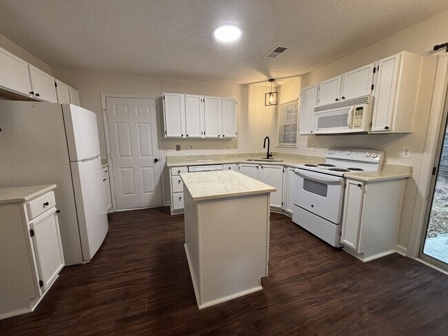 Building Photo - Newly Renovated 3 BR 2.5 Bath home in Oak ...
