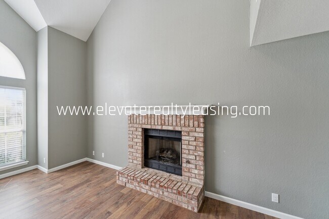 Building Photo - 1504 N Willow Ave