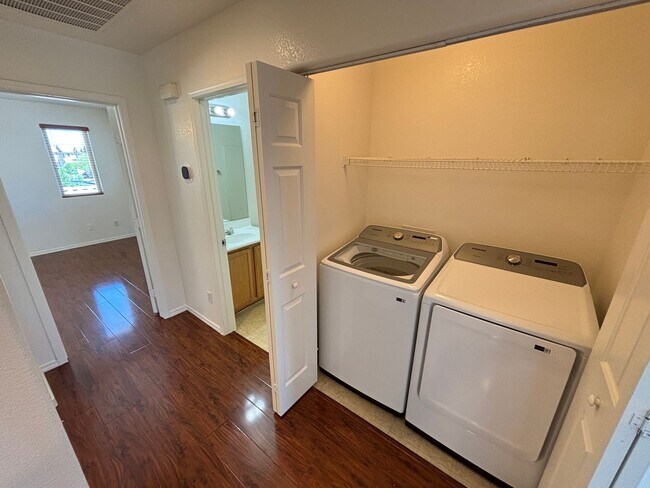 Building Photo - Beautiful 5Bed/2.5Bath/2Car home located near Seven Hills