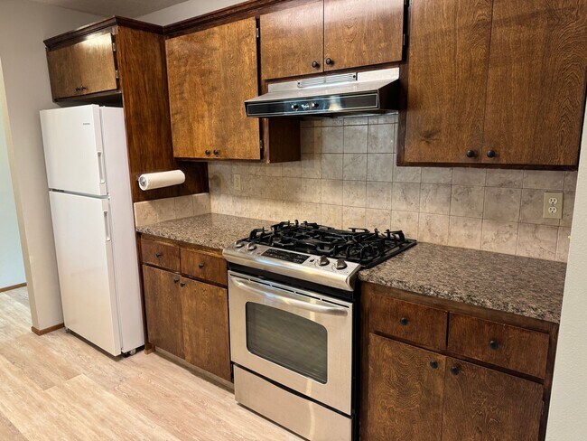 Building Photo - Beautifully updated 3 bedroom, 2 bath house in Eugene!