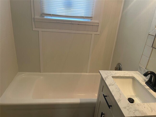 Building Photo - 1002 Drew St