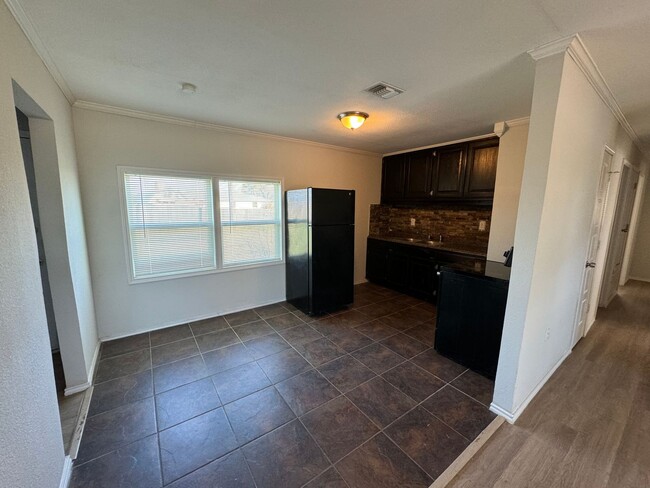 Building Photo - Newly renovated 4 bedroom home! Half off t...