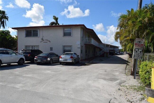 Building Photo - 2915 Plunkett St