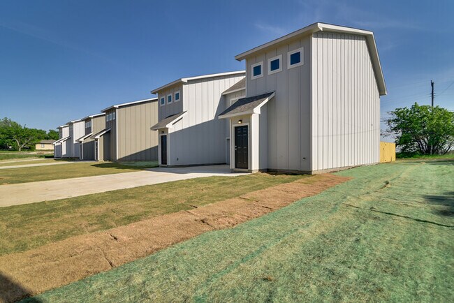 Building Photo - Brand New 3 bed 2.5 Duplex