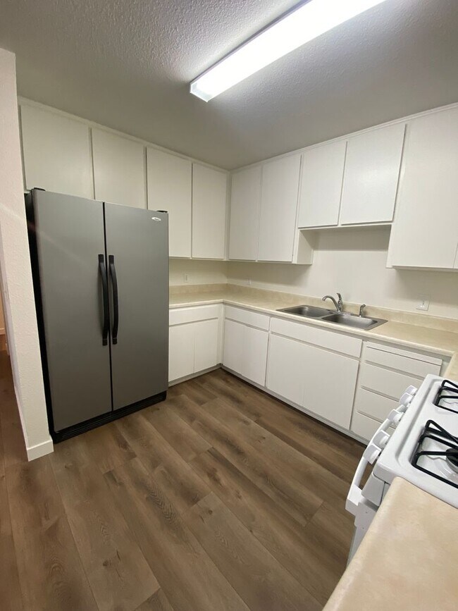 Building Photo - Downtown Duplex