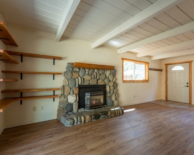 Building Photo - Charming pet friendly craftsman style home...