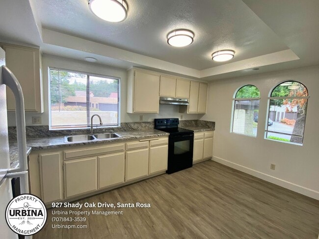Building Photo - Cute End Unit in Desirable Complex