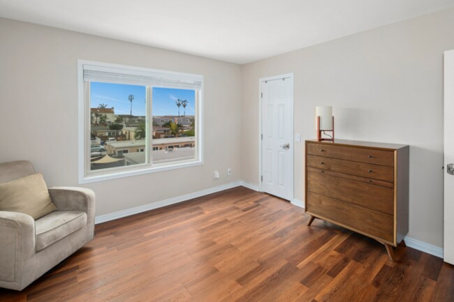 Building Photo - Stunning Ocean Beach Top Floor Corner Beac...