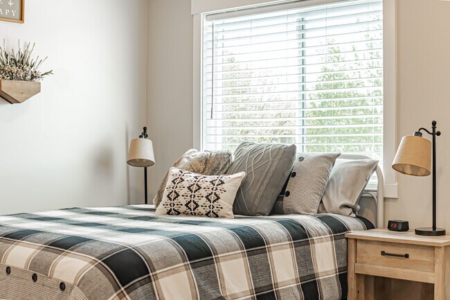 Building Photo - 380 S 3rd W