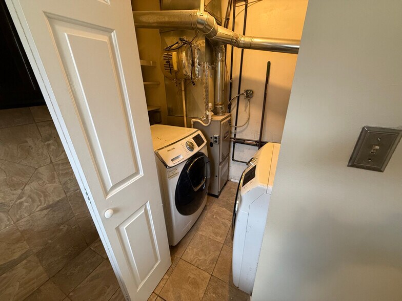 Building Photo - 21122 Annapolis St