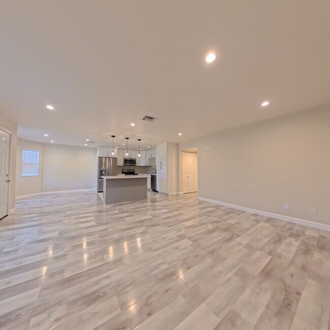 Building Photo - Modern style 2 Bed 2 bath Condo 1st Floor at The Lakes!