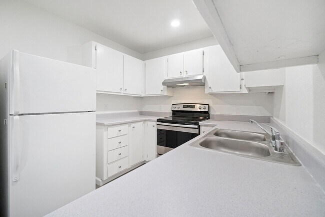 Building Photo - 2 bedroom, 2 bath Condo for rent in Reno, water, sewer and trash included.