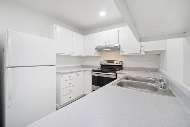 Building Photo - Cute 2 bedroom, 2 bath Condo for rent in R...