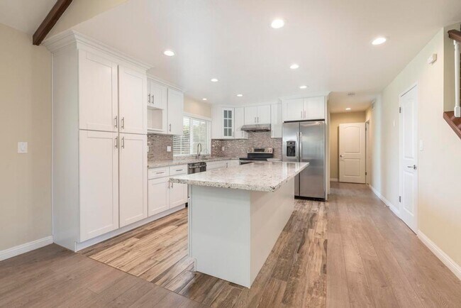 Building Photo - **Remodeled** spacious 5 bedroom home!!!