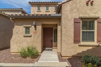 Building Photo - Charming 3 Bed + Den 2.5 Bath Home with 2 ...