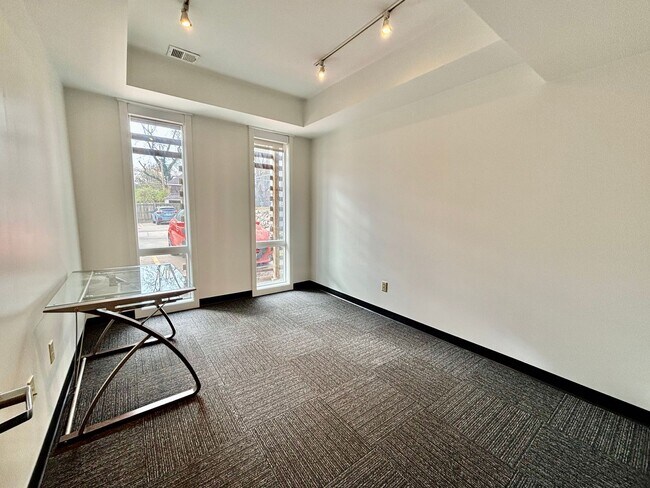 Building Photo - 1001 W 39th St