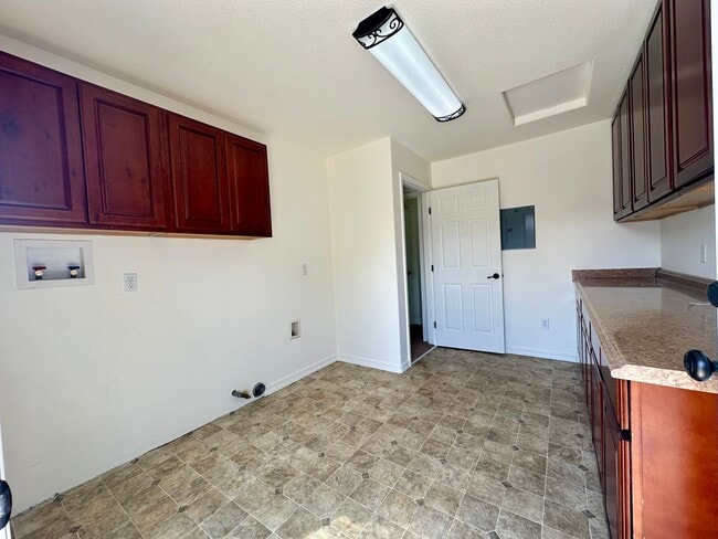 Building Photo - Fresh & Spacious 4 Bed / 2 Bath Home on Oversized Lot – McKinleyville - $2650