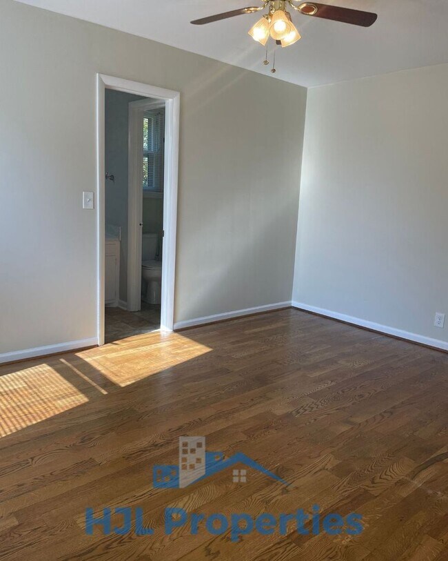 Building Photo - Beautiful Donelson Home!