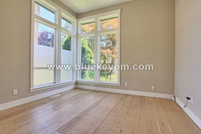 Building Photo - 3 Bed, 2.5 Baths Luxury Home Located Near ...