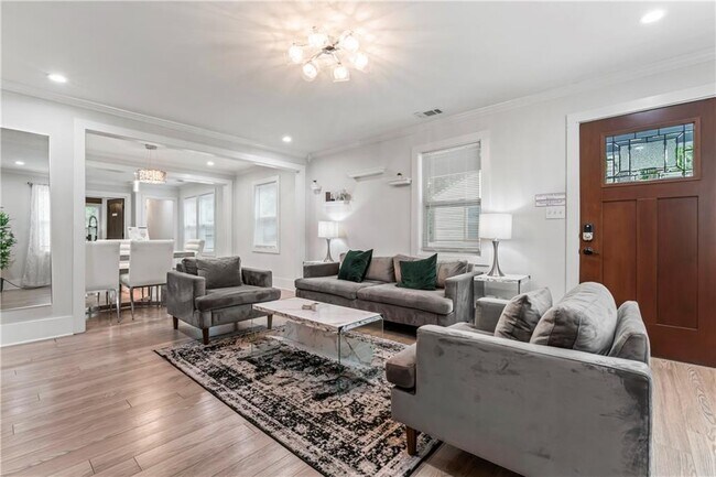 Building Photo - 1129 Graymont Dr SW