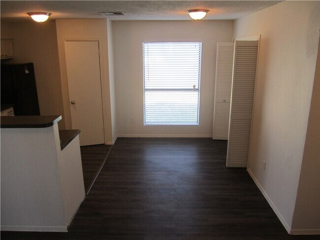 Building Photo - 2213 Yellow Jacket Ln