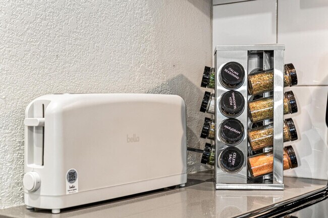 Building Photo - 301 N 7th Ave