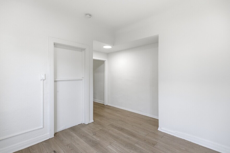 Building Photo - 1526 E 52nd St