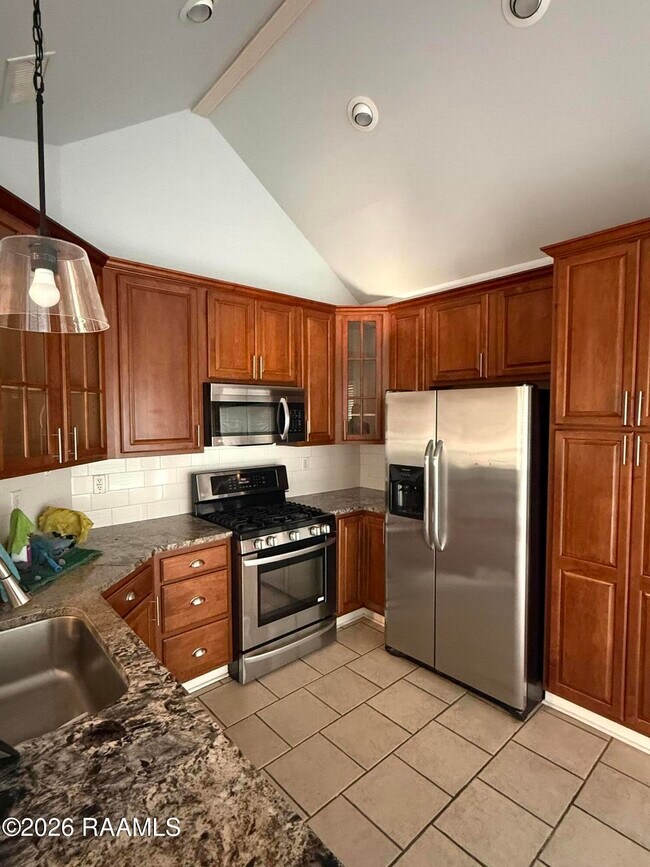 Building Photo - 1007 Southlake Cir